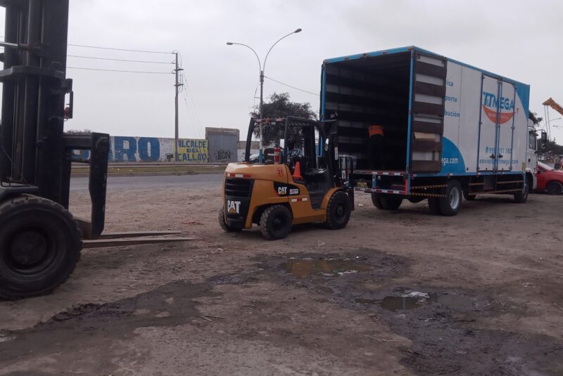 descargando montacarga